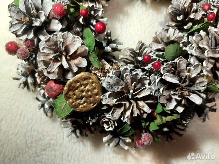 Новогодний венок из шишек