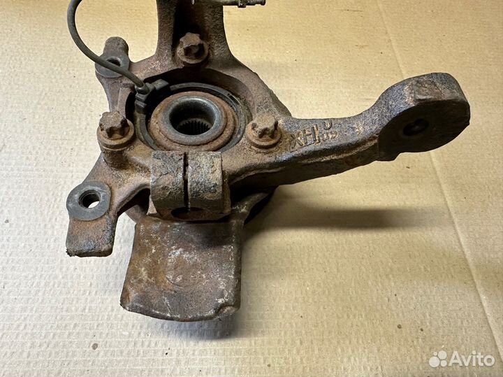 Поворотный кулак передний правый Opel Astra H