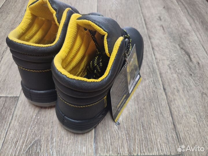 Ботинки с металлическим носом