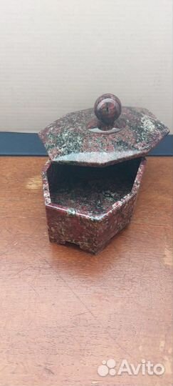 Шкатулка из эвдиалита