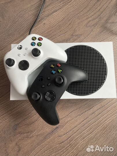 Xbox series s и 2 геймпада