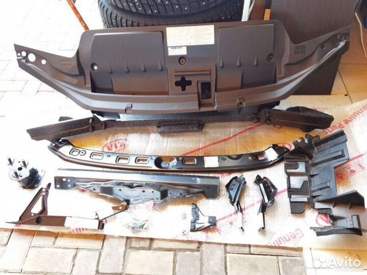 Накладка замка капота Toyota Land Cruiser 200