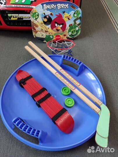 Ледянка, хоккейные клюшки, лыжи и кольцо