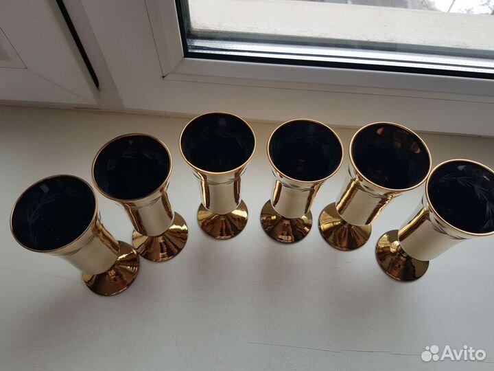 Бокалы с золотом