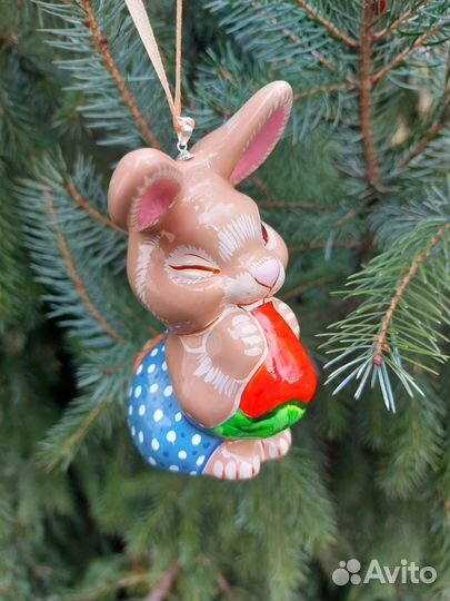 Елочная игрушка из фарфора Кролик с морковкой