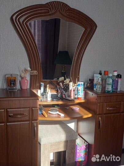 Макияжный стол и тумбы