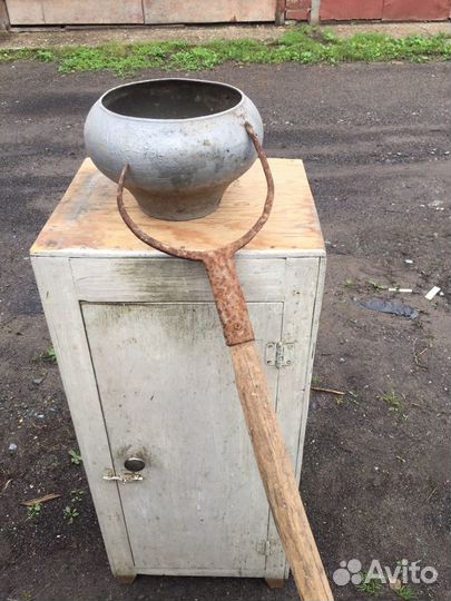 Старинный чугунок и ухват