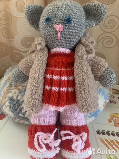 Вязанная игрушка кошечка