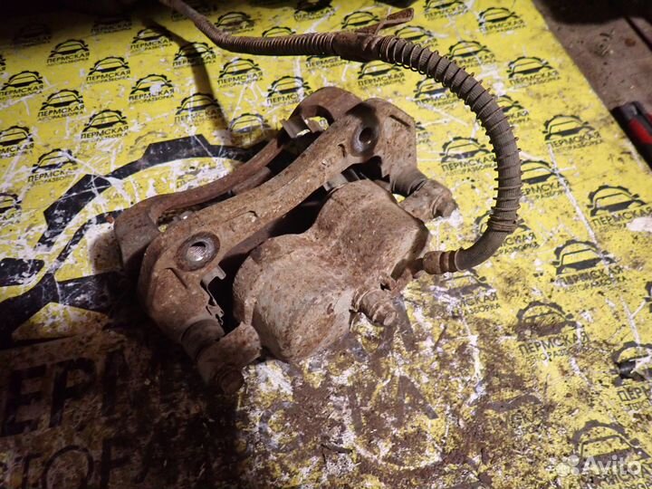 Суппорт тормозной передний левый Kia Sorento 1