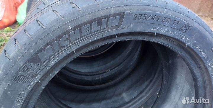 Michelin Pilot Sport 4 235/45 R17 97Y