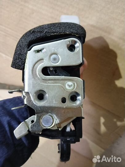 Замок левой двери Nissan X-Trail T31