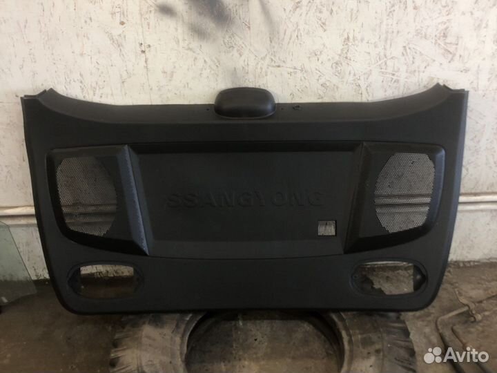 Обшивка двери багажника Ssang Yong Rexton 1