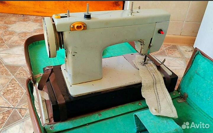 Швейная машина 