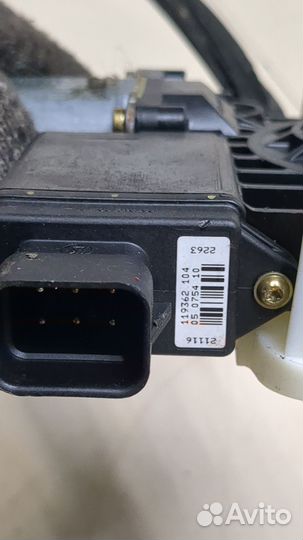 Стеклоподъемник электрический правый передний Mitsubishi Carisma