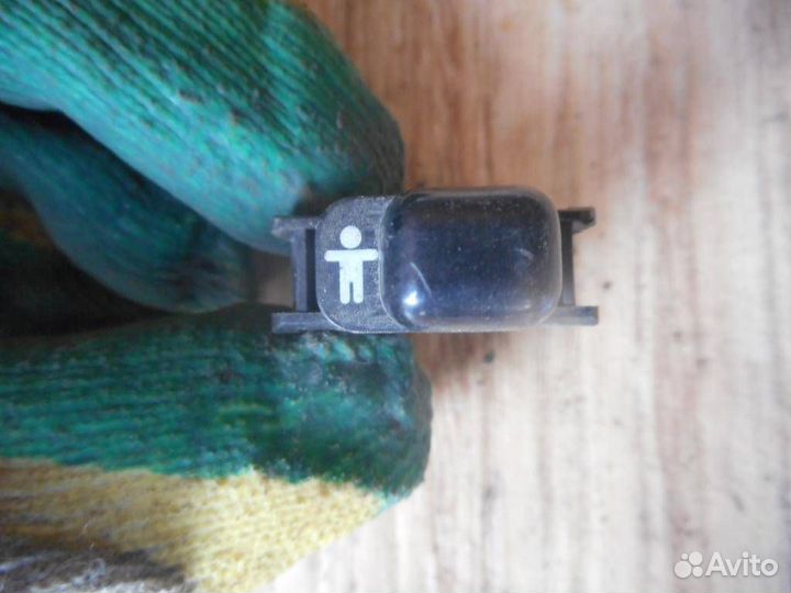 Кнопка блокировки стеклоподъемников Mercedes Benz