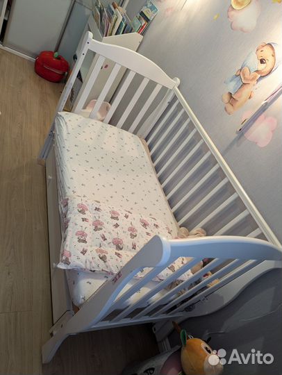Детская кроватка с маятником и ящиком