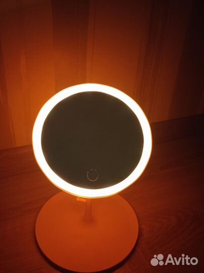 Косметическое зеркало с подсветкой