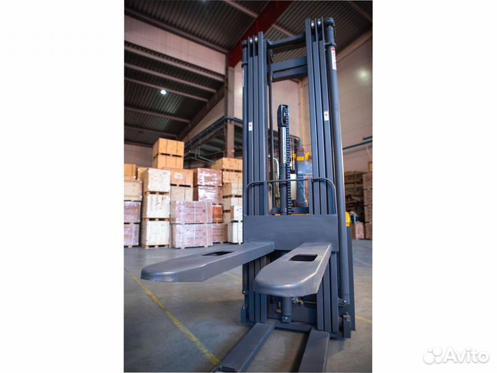 Штабелёр с площадкой