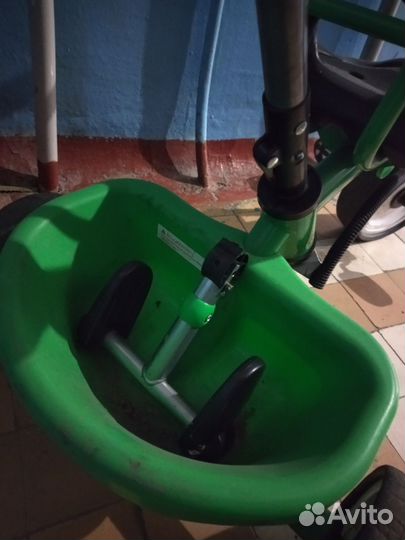 Детский трехколесный велосипед с ручкой