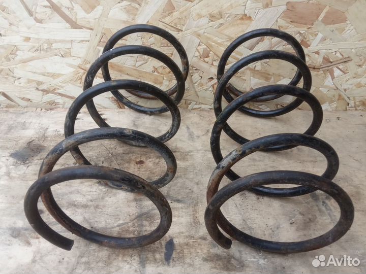 Пружина передняя Toyota Carina E