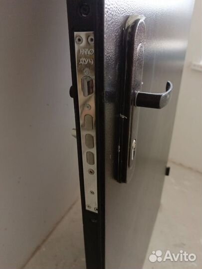 Дверь входная металлическая от застройщика