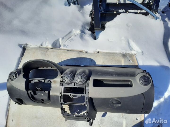 Панель (торпедо ) Рено Логан