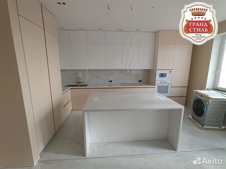 Кухня с рифлёными фасадами и гладкие эмаль