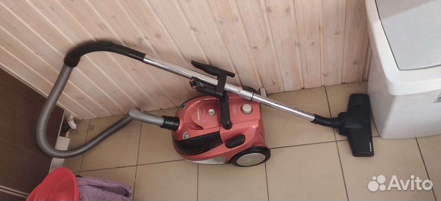 Пылесос Shivaki SVC-1748R Typhoon красный