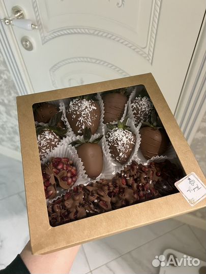 Клубника, гранат, банан в шоколаде