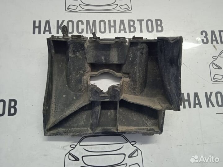 Кронштейн накладки на порог (наружней) volvo XC60