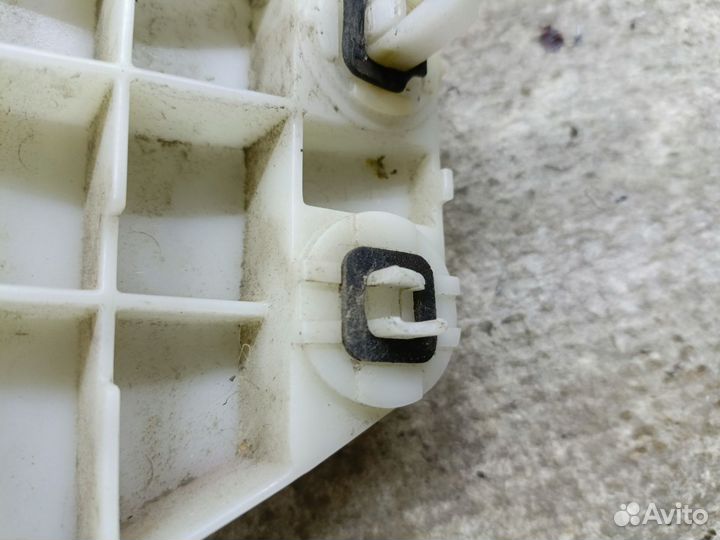 Крепления заднего бампера Toyota Corolla E150