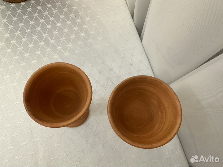 Глиняный кувшин с глиняными бокалами