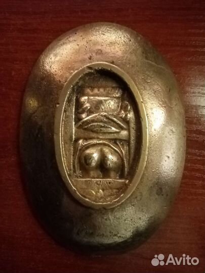 Старинная пепельница Девушка в саду рвущая яблоки