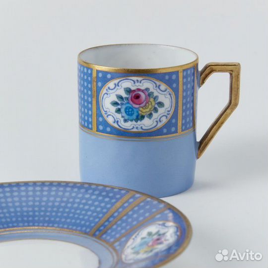 Старинная кофейная чашка с блюдцем в голубом цвете
