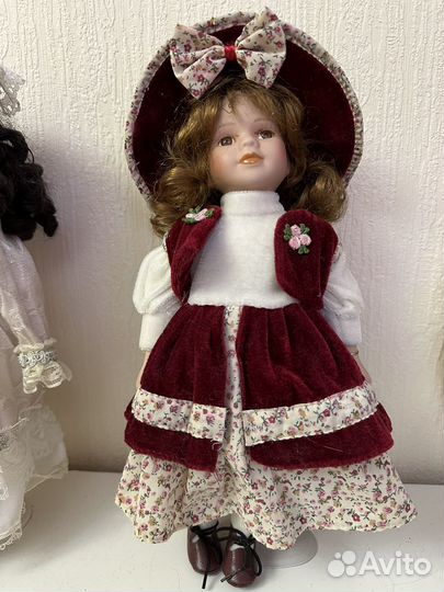 Кукла фарфоровая