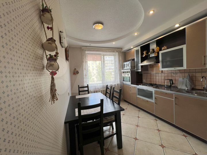 3-к. квартира, 82 м², 4/10 эт.