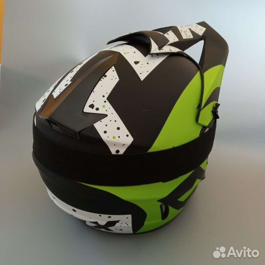 Кроссовый шлем с очками и перчатками