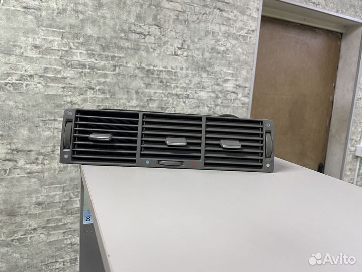 Дефлектор воздуха центральный в торпеду Ауди А8 Д2