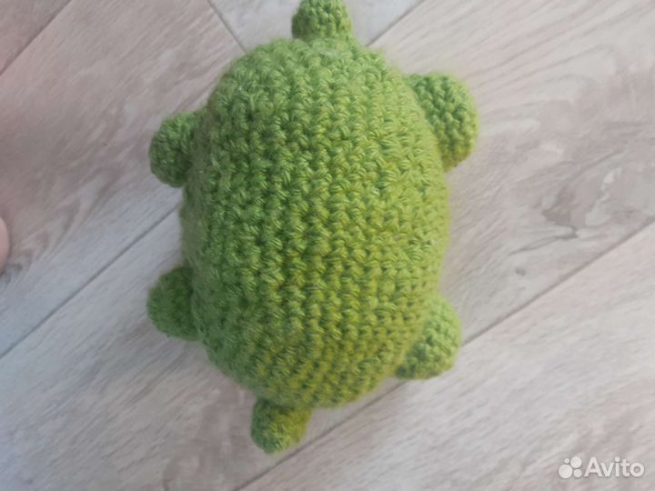 Вязаная игрушка лягушка