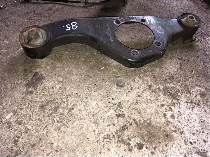 Рычаг крепления моста правый Mitsubishi Pajero 3