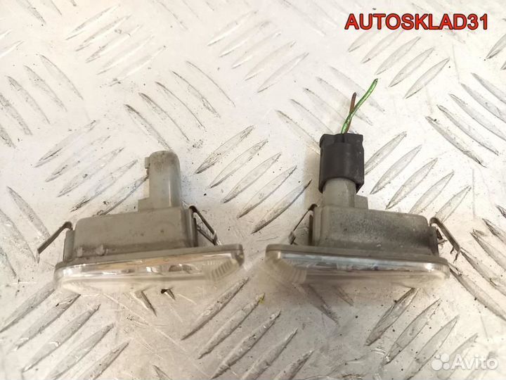 Повторитель на крыло белый Audi A8 D3 4E0949127