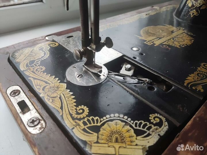 Старая ручная швейная машинка 