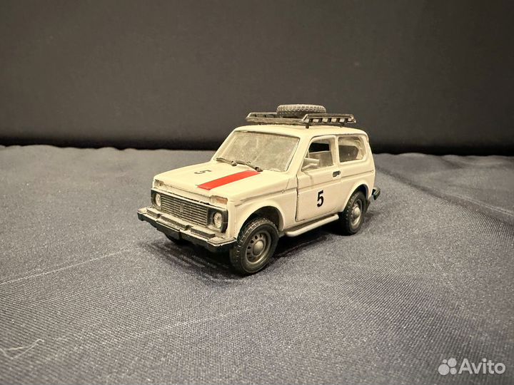 Модель автомобиля 1:43