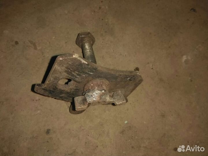 Приспособление для замены задних колодок ауди100