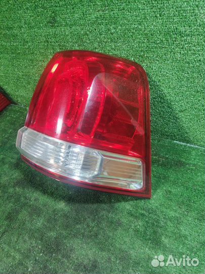 Фонарь задний правый Toyota Land Cruiser 200