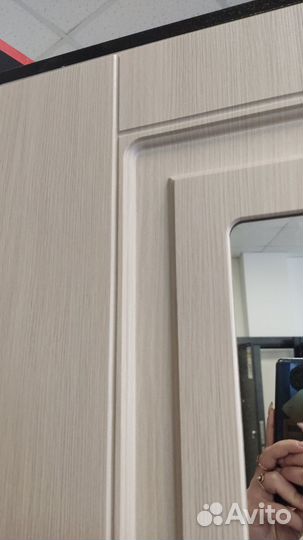 Входная дверь в квартиру с зеркалом, в наличии