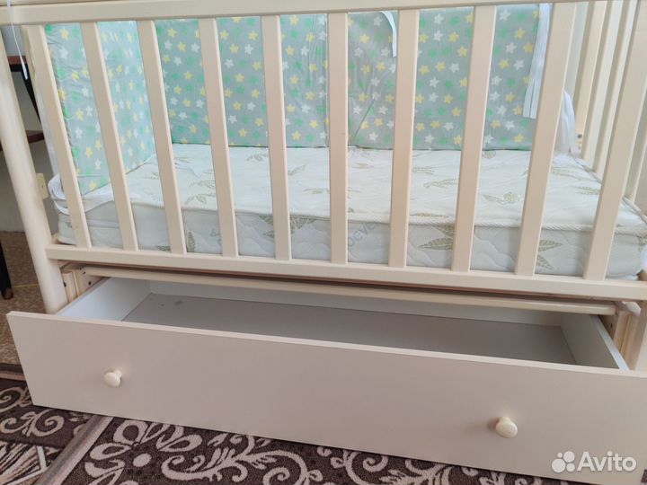 Детская кроватка с маятником и ящиком