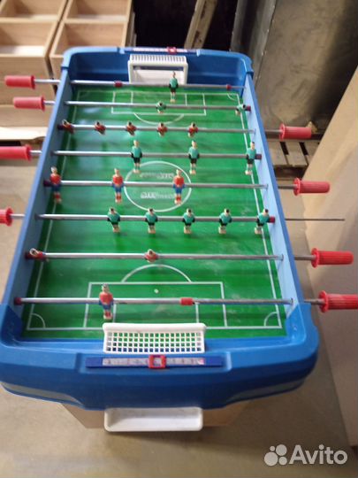 Настольный футбол на тумбочке с колёсиками