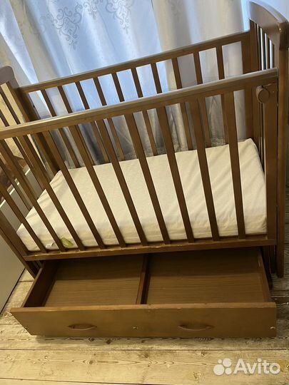 Детская кроватка с маятником и ящиком