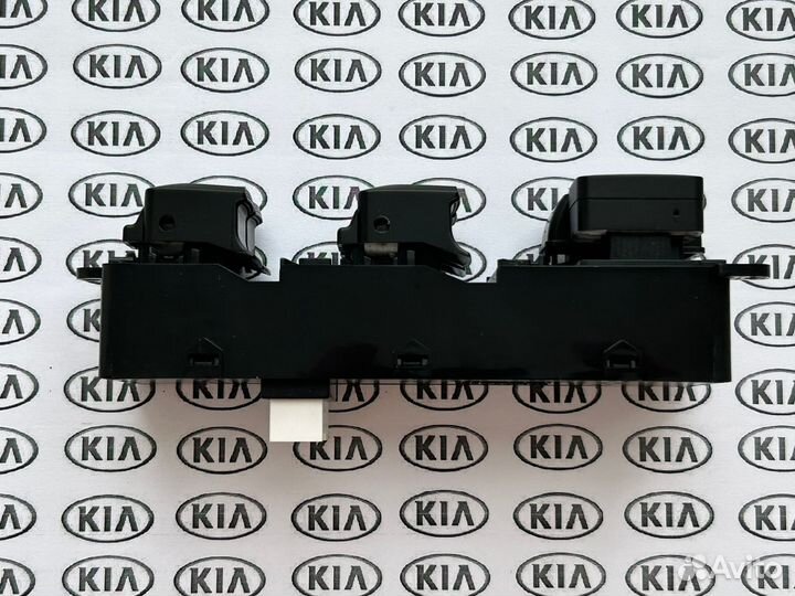 Блок управления стеклоподъемниками KIA Cerato 3